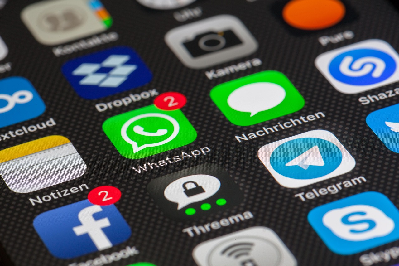 Телефон с чатом в Telegram